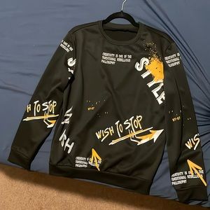 i’m selling a sweatshirt, size small and in the color black/ yellow and white.